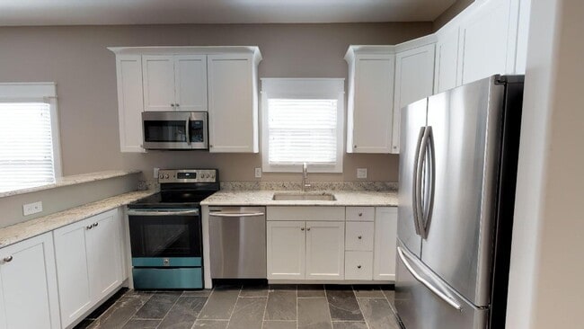 Building Photo - $1670 per Bedroom |4BR/2BA Rental in Fort ...