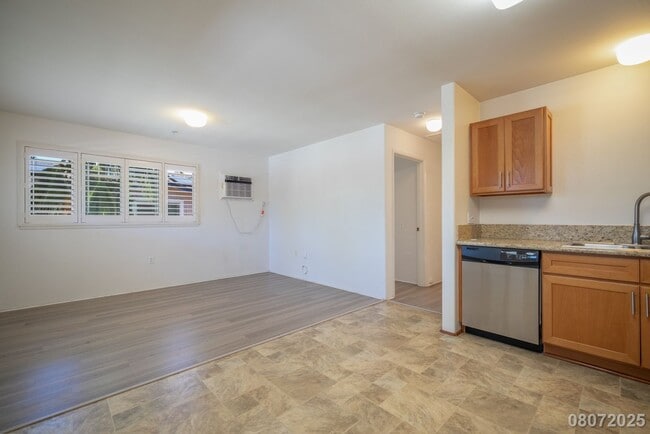 Building Photo - $2200 / 1br - 500ft2 - 1br/1ba/2pkg Townho...
