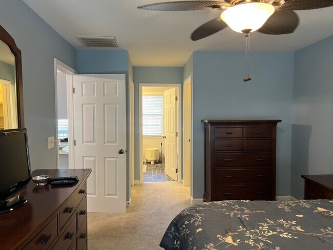 Building Photo - Lovely Condo in Shipyard with a Garage