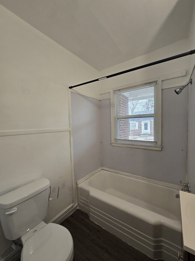 Building Photo - 522 S Glendale St