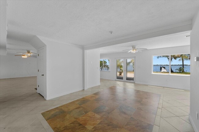 Building Photo - 850 NE Ixora Dr