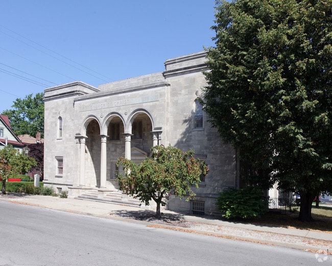 Building Photo - 326 W Charles St