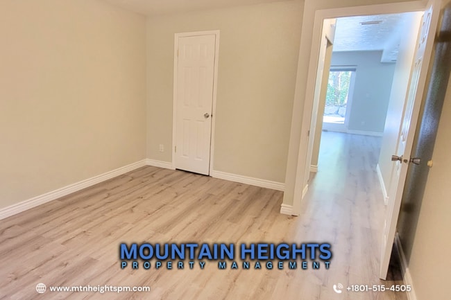 Building Photo - 450 E Creekside Cir