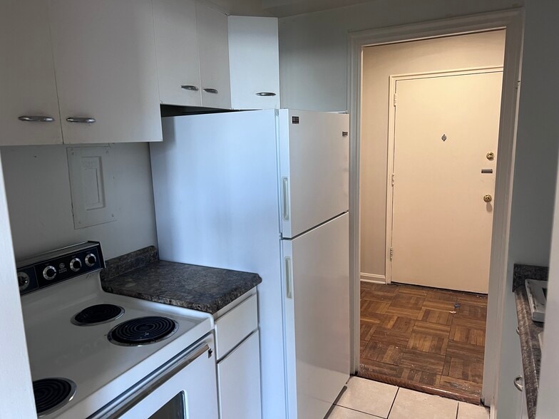 Kitchen - 11820 Edgewater Dr