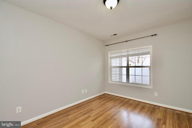 Building Photo - 2324 Henshaw Pl