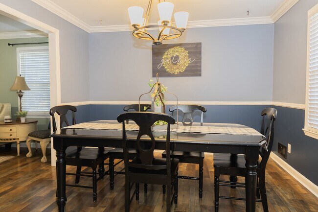 Building Photo - Spacious Stay for Crews | 4BR + Parking + ...