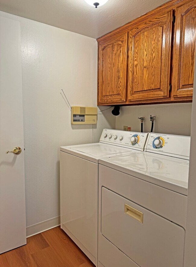 Building Photo - Beautifully Updated 3 Bedroom, 2.5 Bathroom Townhome!