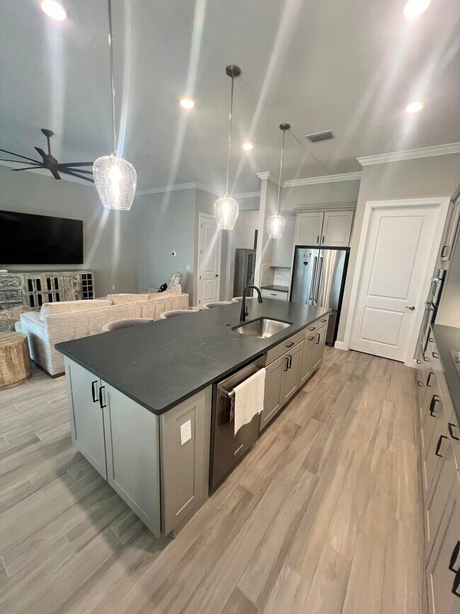 Building Photo - 655 S E Boboli Way