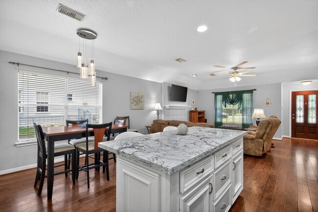 Building Photo - 1017 Pin Oak Dr