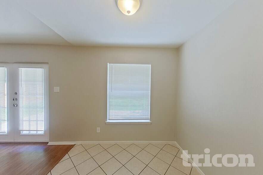 Building Photo - 2507 Arapaho Dr
