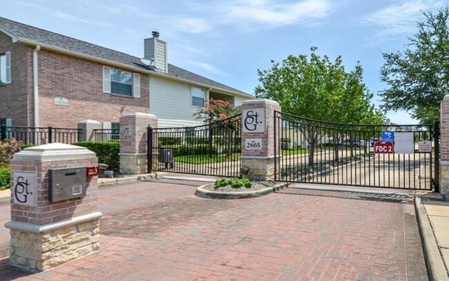 Building Photo - 2865 Westhollow Dr