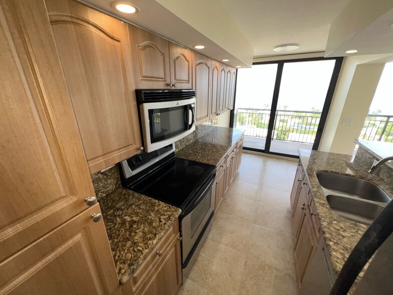 Building Photo - 3031 N Ocean Blvd