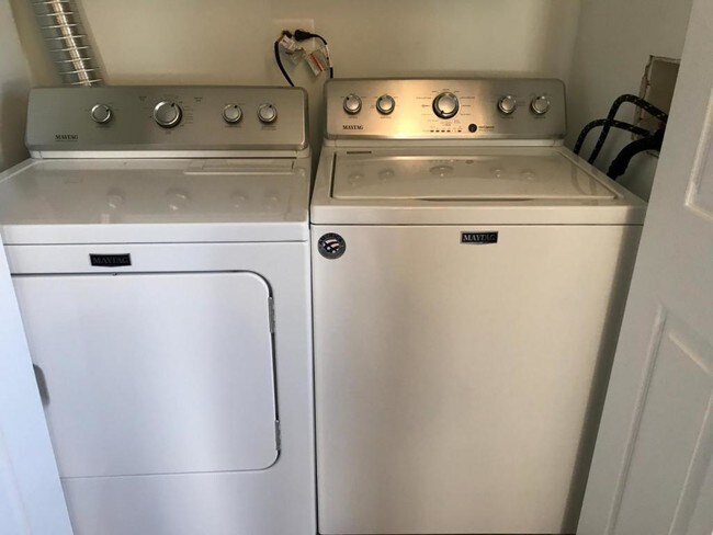 Building Photo - 2372 Crescent Ln S