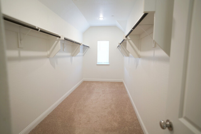 Walk-in Closet - 4713 Ladrillo Ln