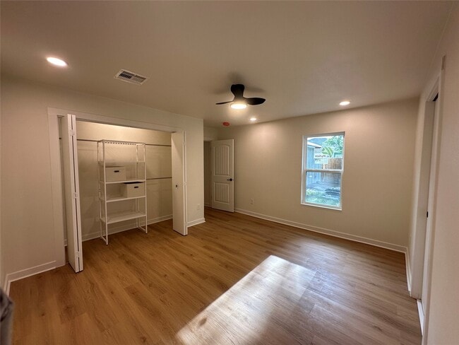Building Photo - 5017 Kenilwood Dr