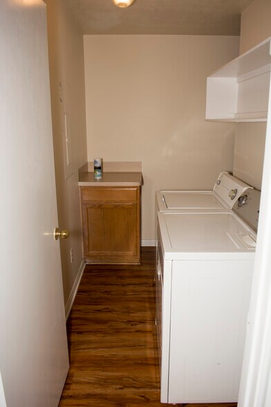 Building Photo - 1210 webhollow Cir