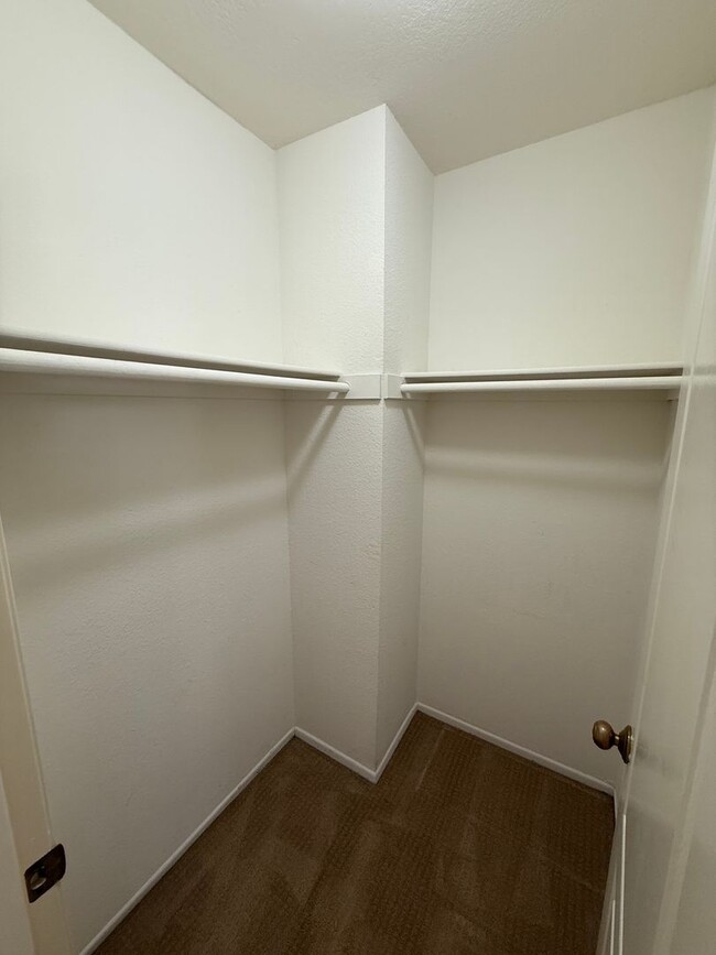 Building Photo - Beautiful 2 Bed, 2.5 Bath Two-Story Townho...