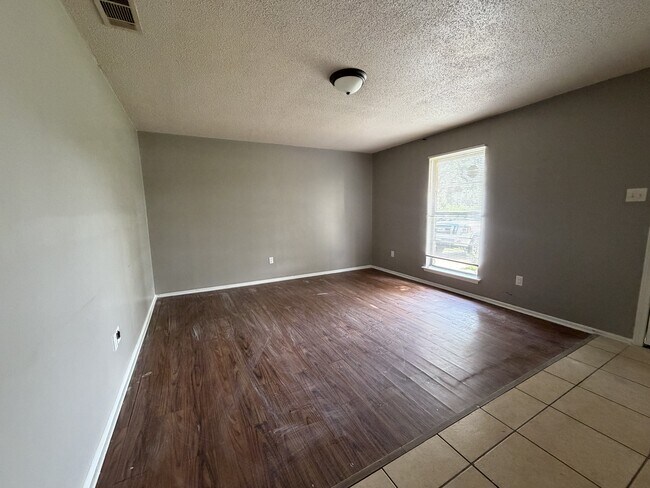 Building Photo - 2950 Hillcrest Dr