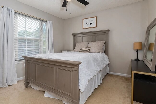 Building Photo - Spacious home located in the beautiful and...