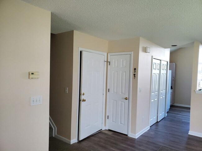 Building Photo - 2 Bedroom / Loft at Wynbrooke
