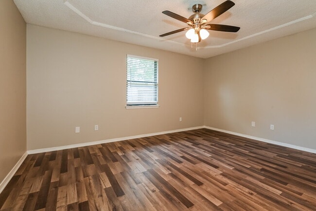 Building Photo - 1290 Bee St N