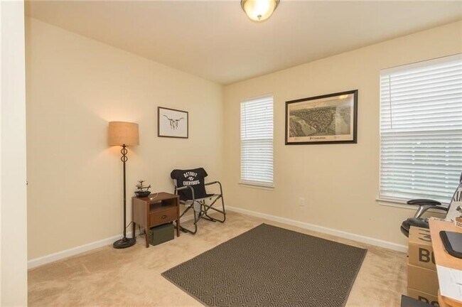 Building Photo - 627 Edison Dr