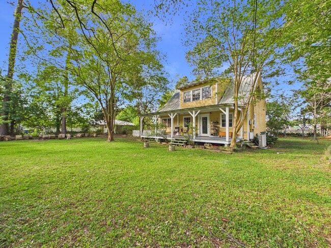 Building Photo - COMING SOON! Charming Cottage in the Center of Town