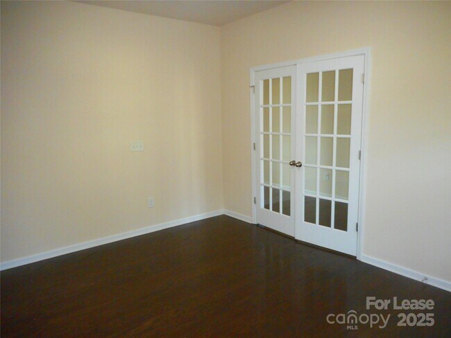 Building Photo - 3038 Oakmere Rd