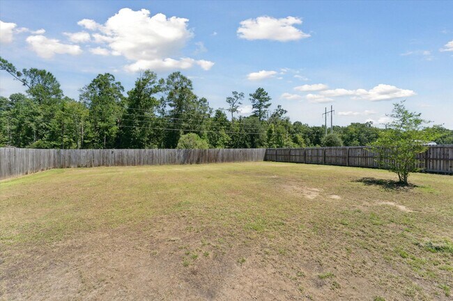 Building Photo - AVAILABLE OCTOBER 2025 [PET FRIENDLY]
