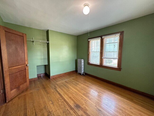 Building Photo - Gigantic 5 bedroom home on the NW side of ...