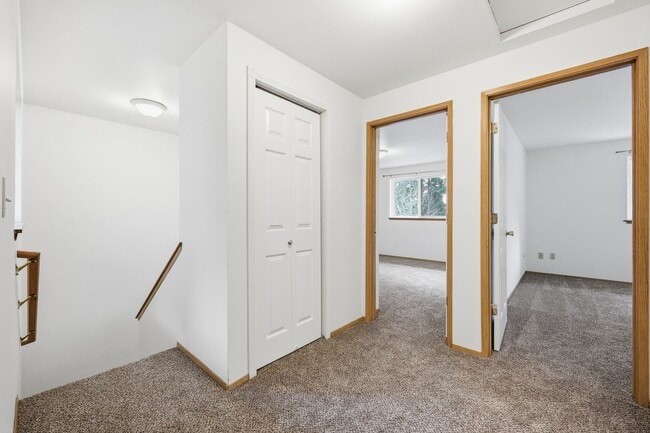 Building Photo - 3 bedroom 1.5 bathroom 2 story duplex in Lacey - North Thurston School District.