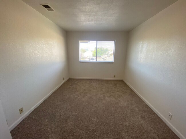 Building Photo - La Tierra Gardens - 2/1 Upstairs Apartment