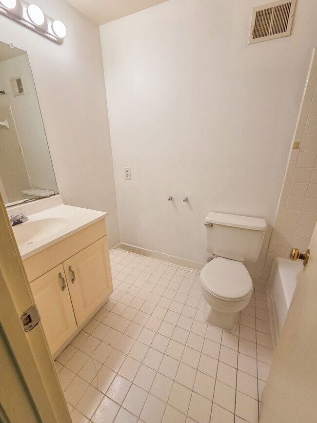 Building Photo - Fantastic 3br TownHome in highly sought Silver Spring Neighborhood - Available NOW!