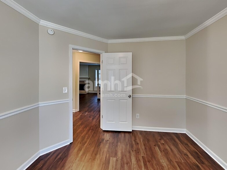 Building Photo - 2923 Villa Lake Dr