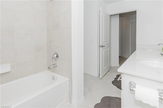 Building Photo - 15285 Green Acre Avenue Unit 418