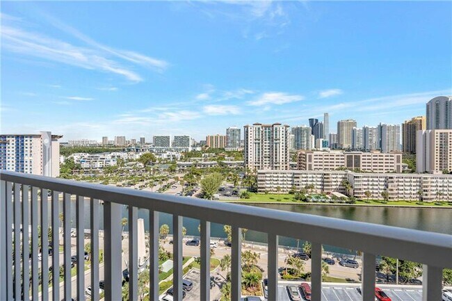 Building Photo - 300 Bayview Dr