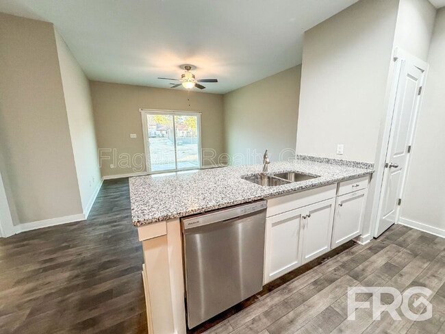 Building Photo - 1400 S Taylor St