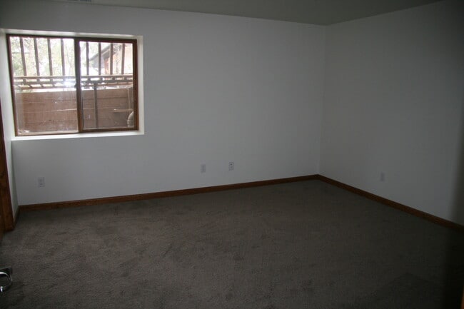 Building Photo - Gorgeous 5 bedroom home in the Broadmoor B...