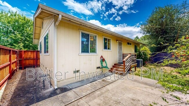 Building Photo - 832 S Orchard Ave