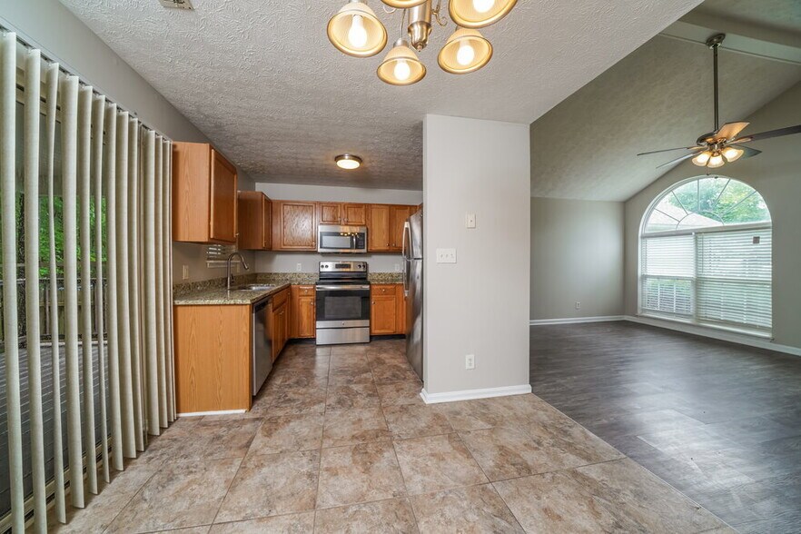 Building Photo - 11111 Meadow Chase Ct