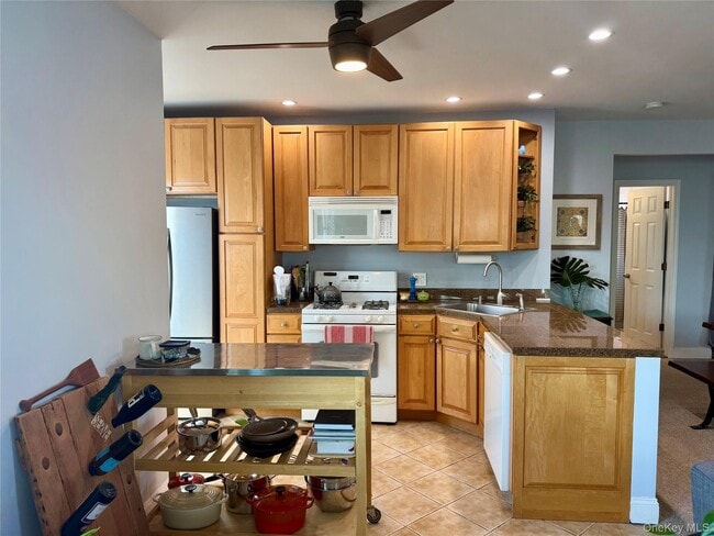 Building Photo - 322 E Beech St