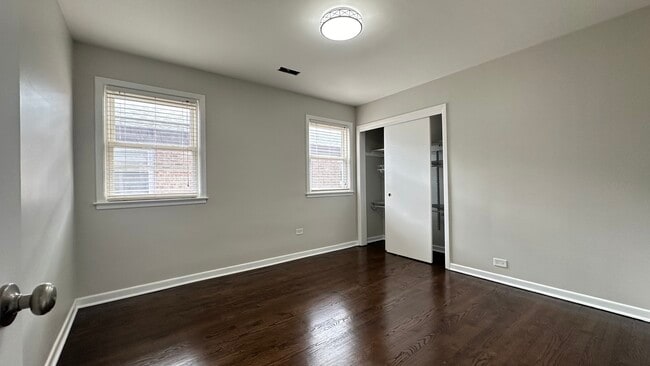 Building Photo - 5811 W Lawrence Ave