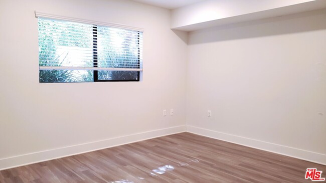 Building Photo - 5030 Rosewood Ave