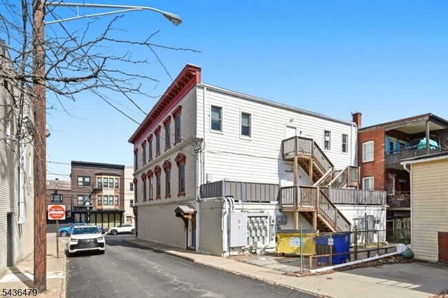 Building Photo - 180 Spring St