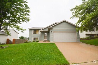 Building Photo - Move-In Ready4 BR with Large Yard!