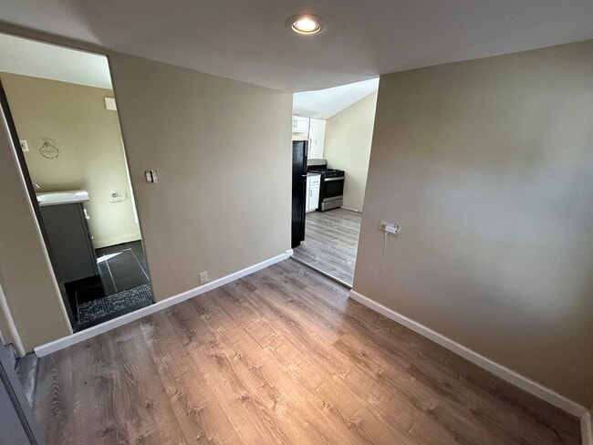 Building Photo - *COMING SOON* ALL BILLS PAID!! 1 Bedroom /...