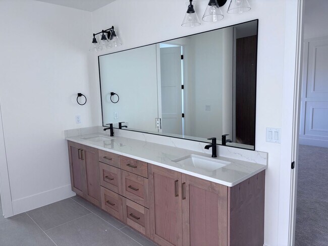 Building Photo - Beautiful 5 bed 4 bath home in Desert Canyon