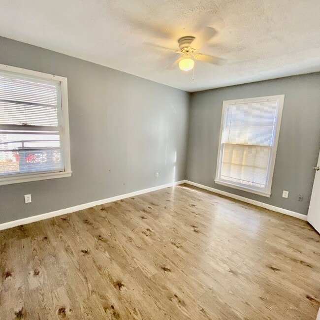 Building Photo - Handyman Special $0 First Month's Rent / “You fix, you SAVE BIG!!” Contact Mayshell for details: ...