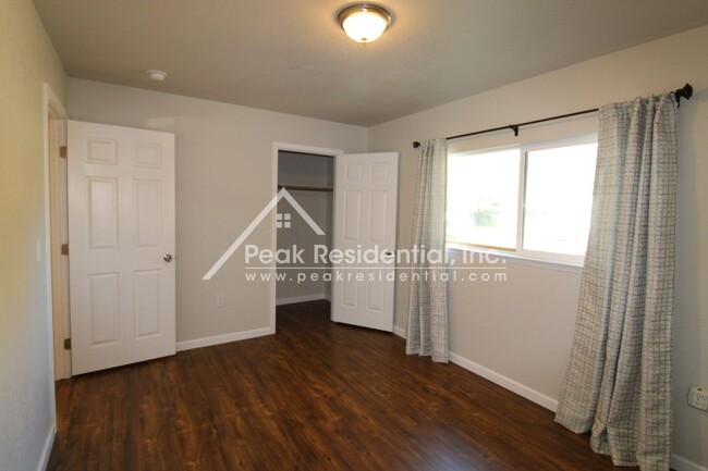 Building Photo - Updated 2bd/1ba Orangevale Duplex with Gar...