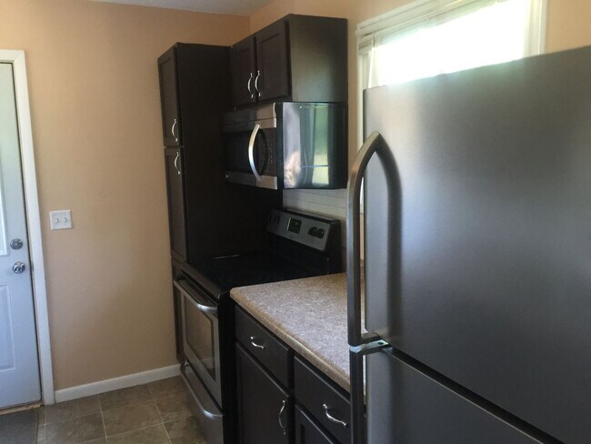 Building Photo - $1499 Charming, remodeled 3-Bed/1-Bath Ran...